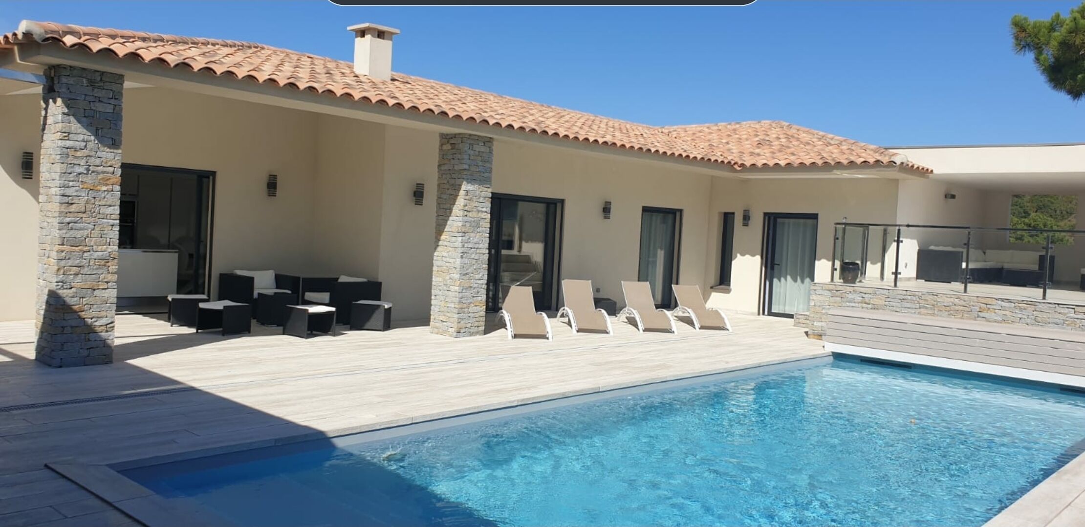 Utomhuspool och uppvärmd pool