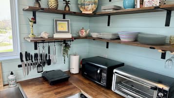 Refrigerador, microondas, cafetera y tetera y tostadora