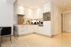 Fridge, microwave, oven, stovetop - Modern 2 bedrooms next to Croisette (Cannes)