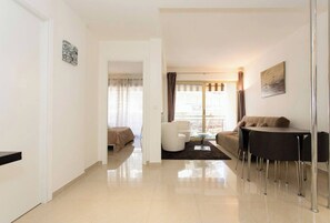 TV, offices - Modern 2 bedrooms next to Croisette (Cannes)