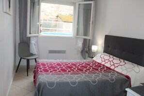 4 Schlafzimmer, Zimmersafe, Schreibtisch, Bügeleisen/Bügelbrett