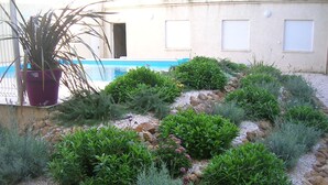 A landscaped garden with various plants and a pool. - Country house with private heated pool 15mn from the sea (Vendres)