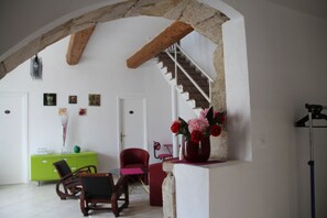 Télévision, lecteur de DVD, baby-foot, table de tennis de table