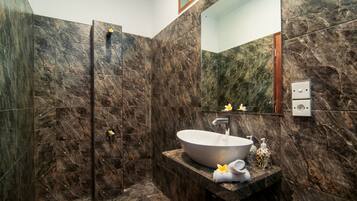 Douche, sĂšche-cheveux, bidet, serviettes fournies