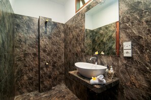 Doccia, asciugacapelli, bidet, asciugamani