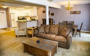 Fernseher, Kamin, DVD-Player