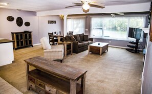TV, fireplace, DVD player - 🌄Resort Vacations at Fairfield Glade TN Remodeled 2 bdr Lake Front Condo, space for extra guests! (Fairfield Glade)