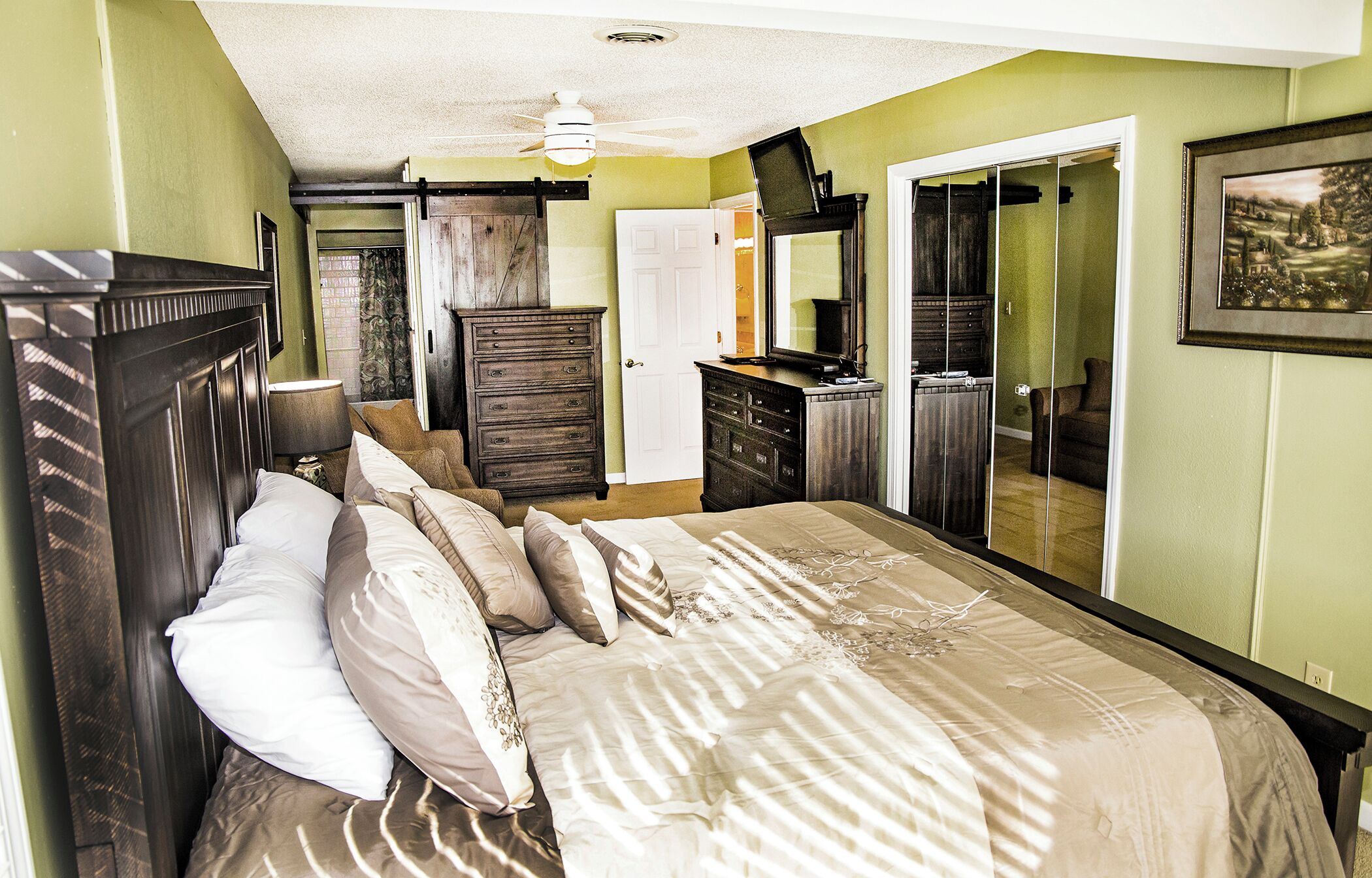 2 bedrooms, iron/ironing board, WiFi, bed sheets