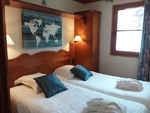 2 chambres, coffres-forts dans les chambres, fer et planche à repasser