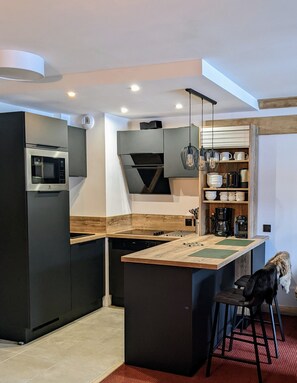 Réfrigérateur, micro-ondes, four, plaque de cuisson