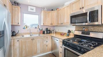 Een koelkast, een magnetron, een oven, een kookplaat