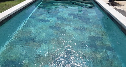 Architect-designed house at the foot of the Luberon