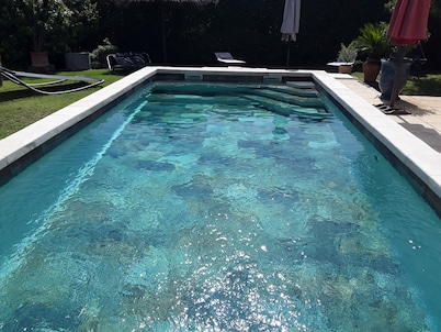 Architect-designed house at the foot of the Luberon