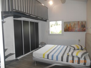 3 chambres, fer et planche à repasser, Wi-Fi, draps fournis