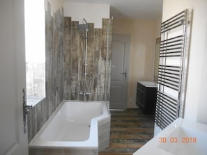 Bathtub, hair dryer, towels, soap - Architect-designed house at the foot of the Luberon (CHEVAL-BLANC)