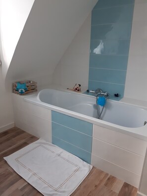 Bathtub, hair dryer, towels, soap - House completely renovated and modernized this year on the Côte de Granit Rose (Pleumeur-Bodou)