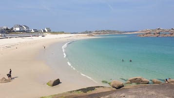 Playa en los alrededores y toallas de playa