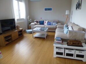 Télévision, baby-foot, livres, espaces bureaux