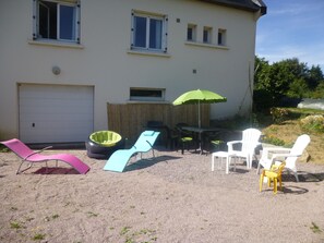 Outdoor dining - House completely renovated and modernized this year on the Côte de Granit Rose (Pleumeur-Bodou)