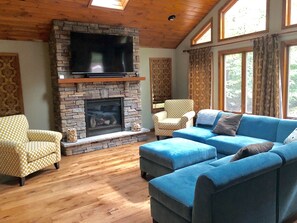 Smart TV, chimenea, futbolito y libros 