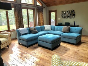 Smart TV, chimenea, futbolito y libros 