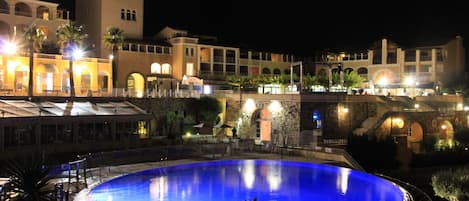 Una piscina al aire libre, una piscina climatizada