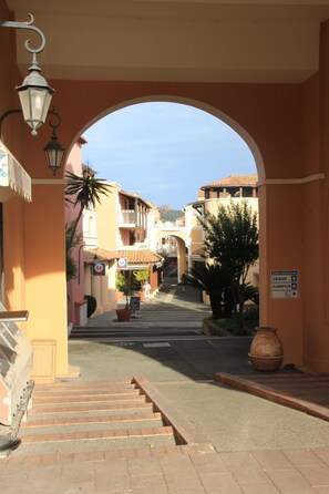 A street with a central archway leading to a building labeled "CESAR CAMPUS".