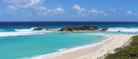 بالقرب من الشاطئ، كراسي للتشمس، مناشف للشاطئ