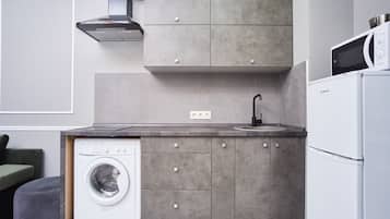 Kühlschrank, Mikrowelle, Herdplatte, Kochgeschirr/Geschirr/Besteck