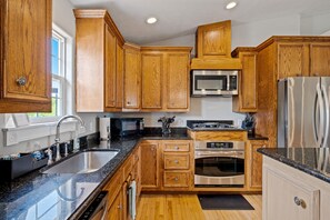 冰箱、微波炉、烤箱、炉灶