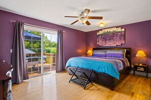 5 makuuhuonetta, työpöytä, silitysrauta/-lauta, vauvan matkasänky