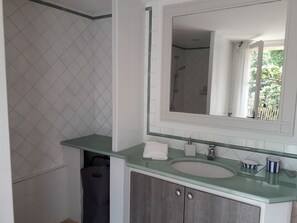 Shower, hair dryer, towels - Lovely cottage, heated pool, large grounds (La Garde-Freinet)