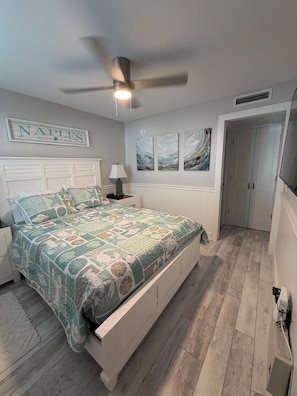 2 bedrooms, iron/ironing board, free WiFi, bed sheets - One block to beach and to dining. Best location in Naples !! (Naples)