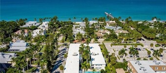 ビーチまで1ブロック、ディナーまで1ブロック。 ナポリの最高のロケーション