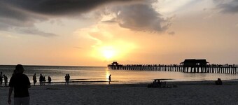 A una cuadra de la playa, a una cuadra de la cena. La mejor ubicación en Nápoles