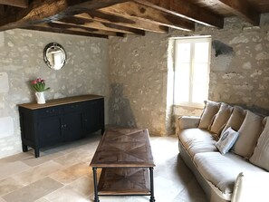 Smart-tv, eldstad, dvd-spelare och ett bordtennisbord