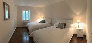 7 habitaciones, escritorio y tabla de planchar con plancha 
