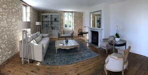 Téléviseur connecté, foyer, lecteur de DVD, table de ping-pong