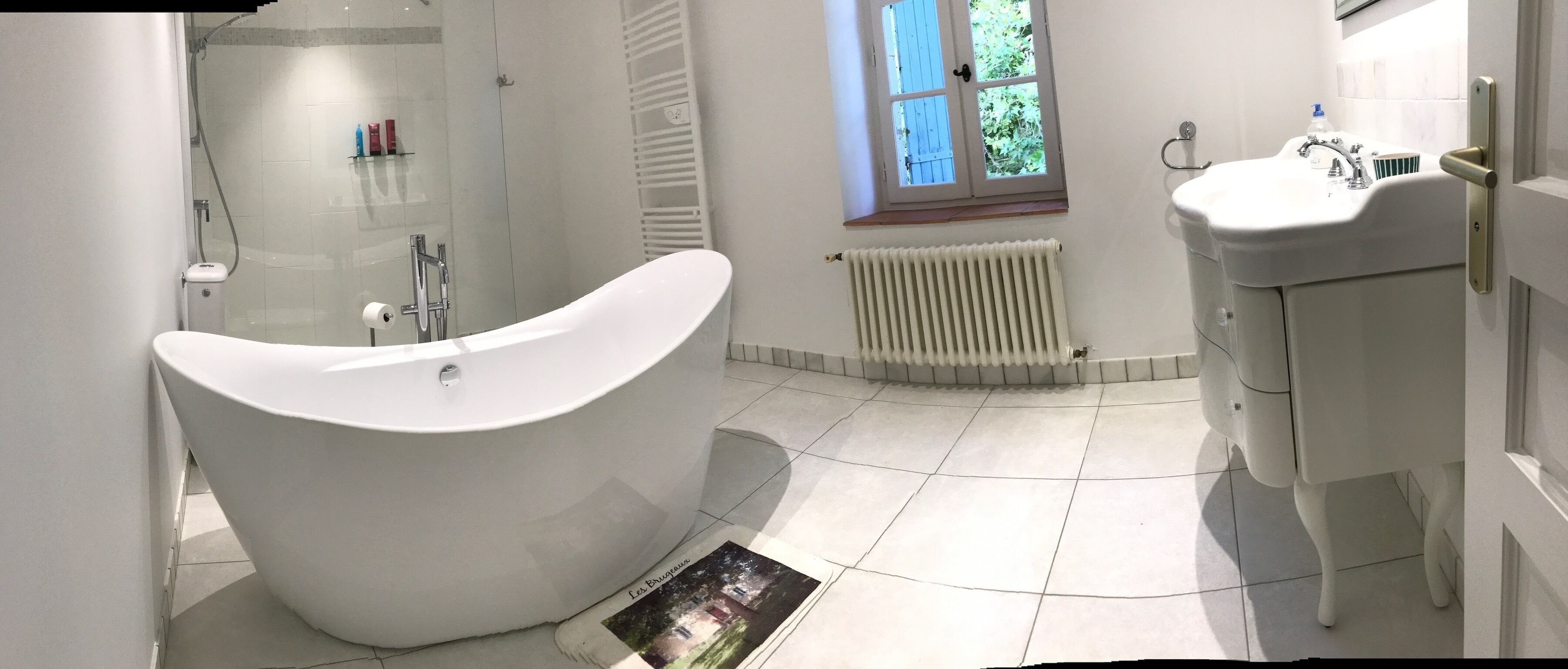 Bathroom 2
Walk-i shower plus luxurious bath tub
