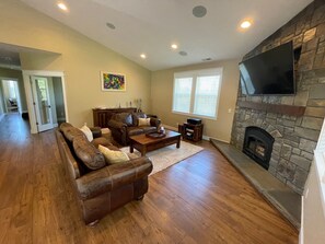 Smart TV, chimenea, videojuegos y reproductor de DVD