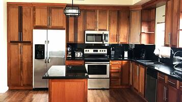 Refrigerador, microondas, horno, placa de cocina