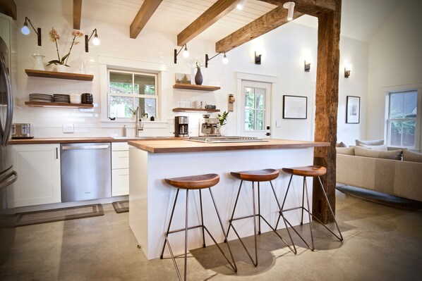 Een koelkast, een microgolfoven, een oven, een kookplaat