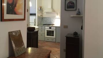 Frigorifero, forno, piano cottura, lavastoviglie