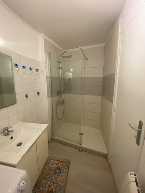 Doccia, asciugacapelli, asciugamani, sapone
