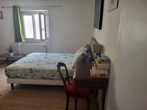 1 camera, una scrivania, ferro/asse da stiro, culla da viaggio