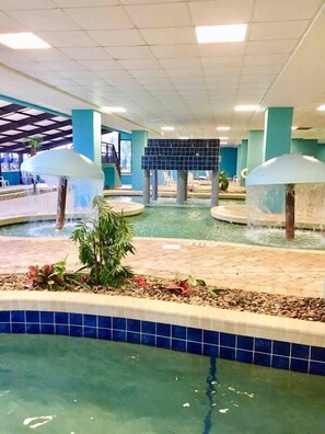 Innendørsbasseng og et oppvarmet basseng