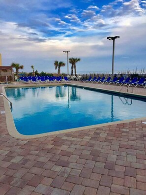 من حمّامات السباحة المغطاة، حمّام سباحة مُدفَّأ