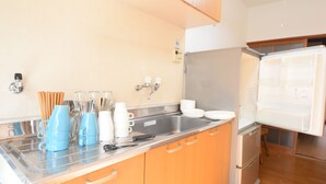 Rumah, Bebas Asap Rokok (Private Vacation) | Dapur kecil pribadi | Lemari es, microwave, kompor, dan ketel listrik