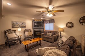 Smart TV, chimenea, tenis de mesa y libros