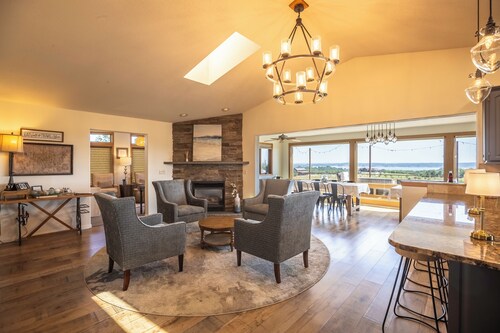 ThePinecone - luxury vacation rental awesome deck with view & amenities for 2-18